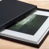 Caixa 20x20 per 10 fotografies d'impressió professional i alta durabilitat.